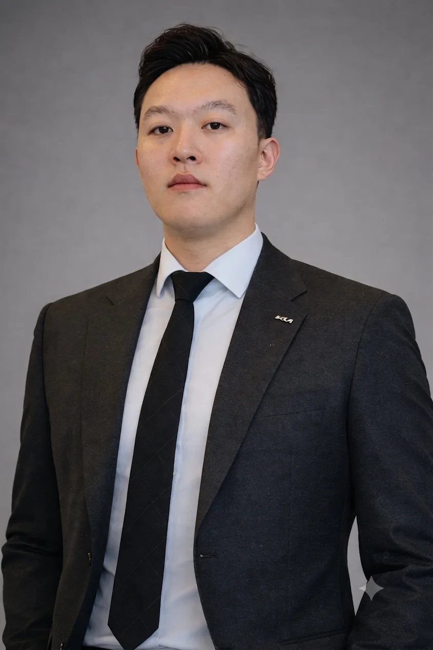어두운 정장과 넥타이 차림의 김찬호 카마스터 프로필 사진